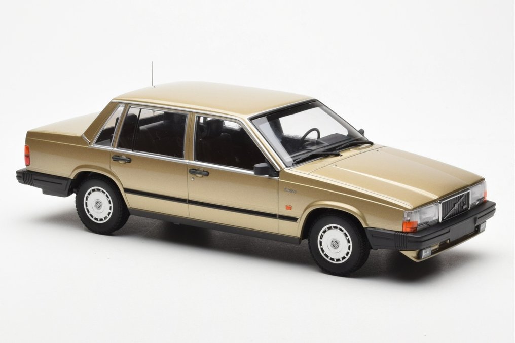 Minichamps 1:18 - Modelsedan - Volvo 740 GL 1986 - Begrænset udgave på 900 stk. #1.0