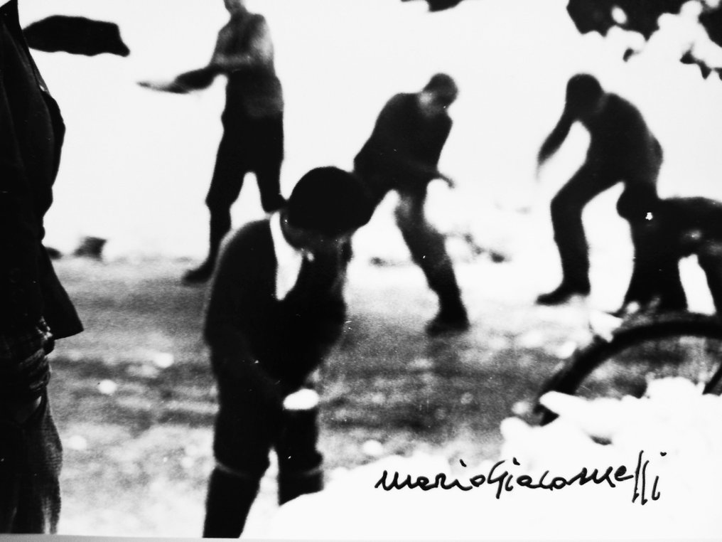 Mario Giacomelli (1925-2000) - Scanno - ragazzi che giocano felici sulla neve #2.1