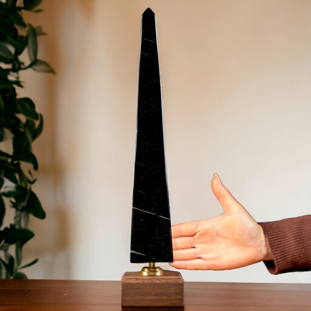 Black Obsidian Obelisk - Veldig eksklusiv - Tre Messing Base - - Høyde: 325 mm - Bredde: 50 mm- 1240 g #1.2