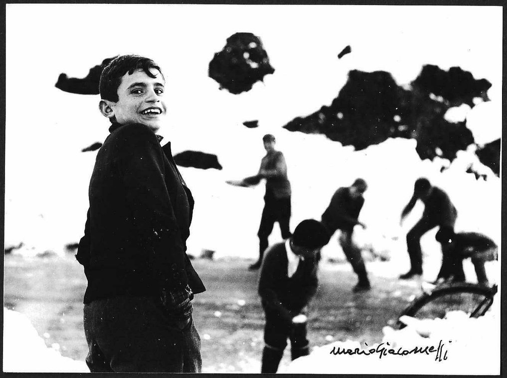 Mario Giacomelli (1925-2000) - Scanno - ragazzi che giocano felici sulla neve #1.1