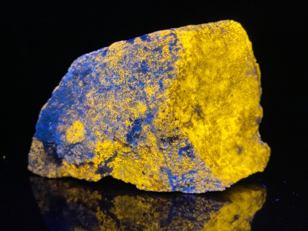 Extrem heller Skapolit (var. werenrit) mit Phrenit. Fluoreszent - Höhe: 9 cm - Breite: 5 cm- 229 g #2.2