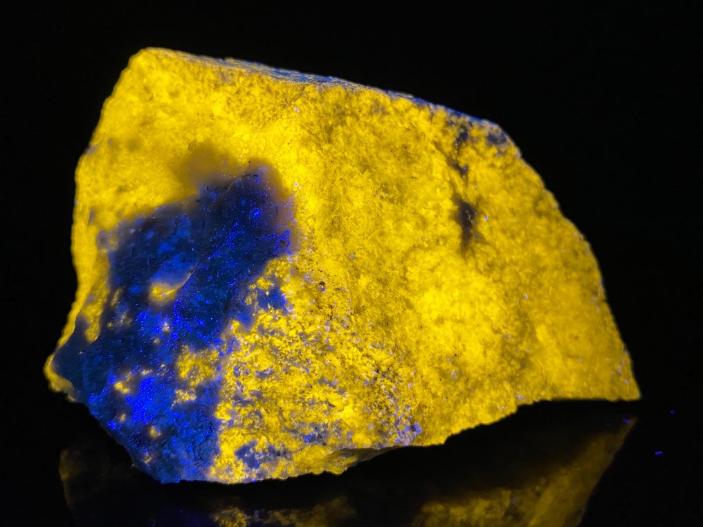 Scapolite extrêmement brillante (var. werenrite) avec phrénite. Fluorescent - Hauteur : 9 cm - Largeur : 5 cm- 229 g #1.1