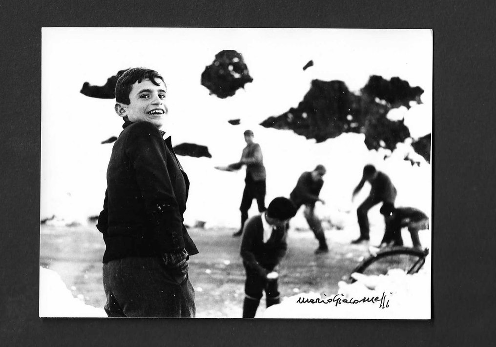 Mario Giacomelli (1925-2000) - Scanno - ragazzi che giocano felici sulla neve #2.2