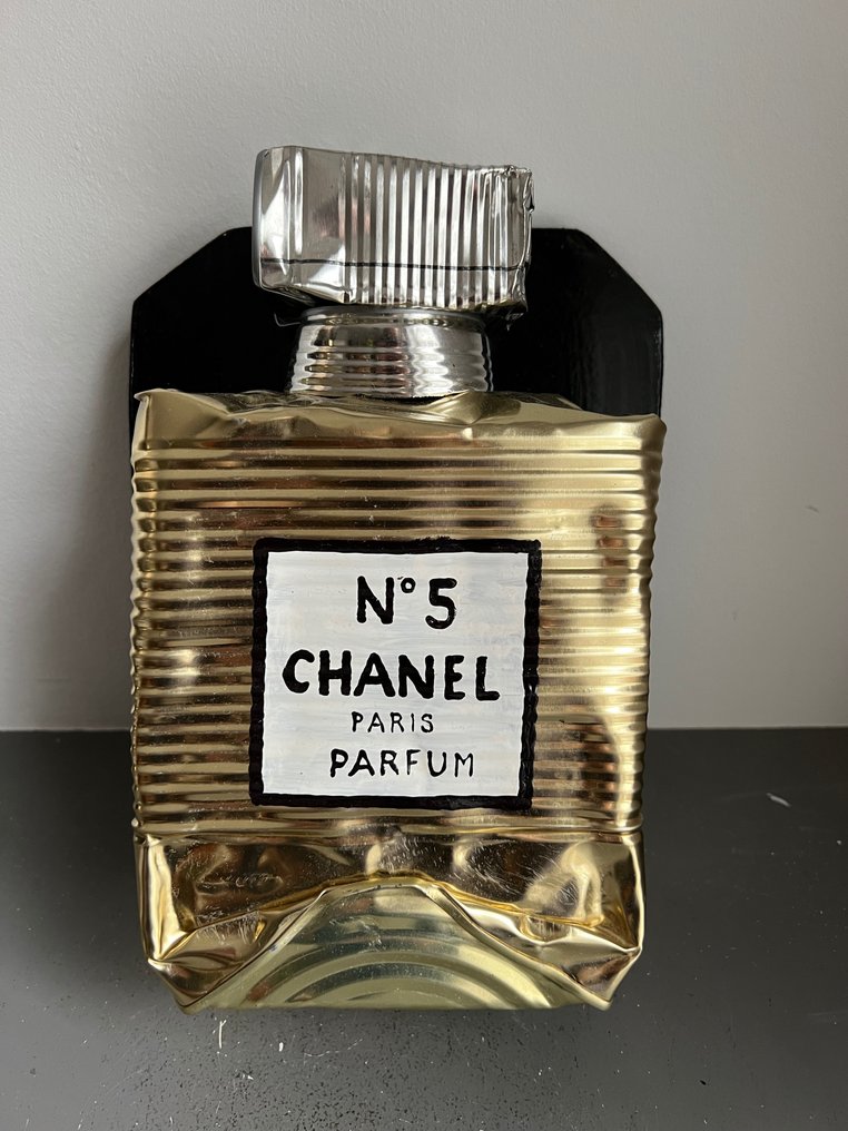 Norman Gekko (XX-XXI) - Crushed Chanel No 5 - Gold - Smashed on a wall #1.1