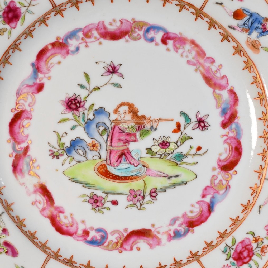 Πιάτο - Assiette aux émaux de la Famille Rose à décor d'un flûtiste - Πορσελάνη #1.2