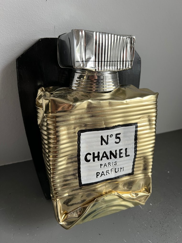 Norman Gekko (XX-XXI) - Crushed Chanel No 5 - Gold - Smashed on a wall #2.1