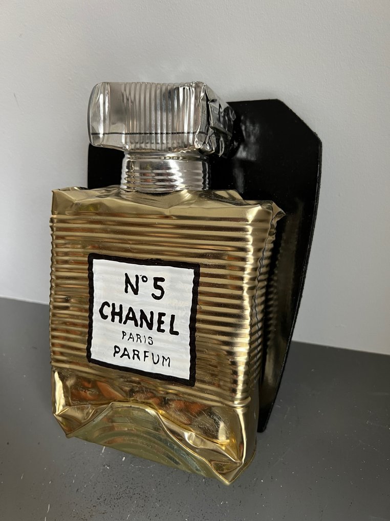 Norman Gekko (XX-XXI) - Crushed Chanel No 5 - Gold - Smashed on a wall #1.2