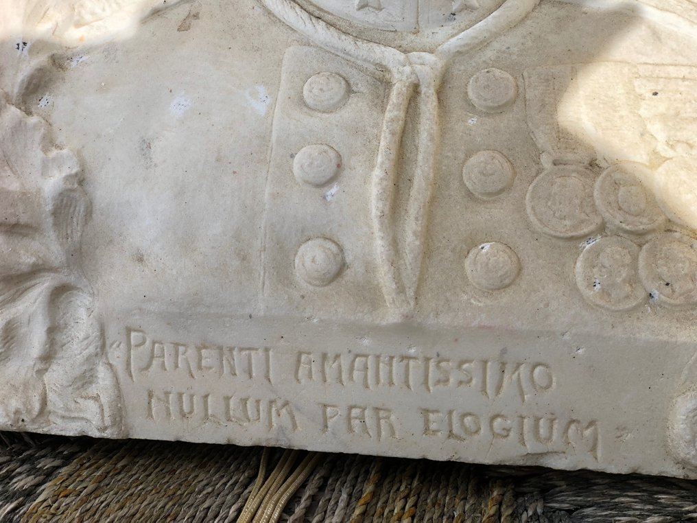 A. Casiello - Busto, ritratto in rilievo. "Parenti amatissimi nullum par elogio" - 44 cm - Marmo #3.3