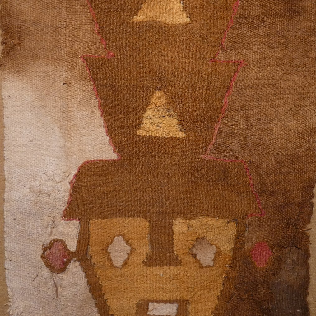 Chancay Ull Fragment textil. 40 cm H. 1100 - 1400 e.Kr. Spansk exportlicens. #2.1