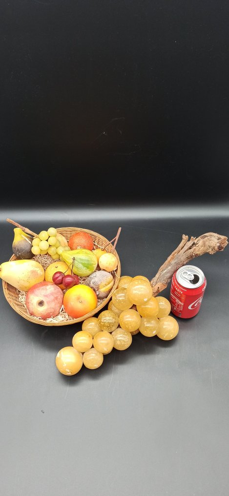 Cesto per frutta (13) - Marmo di Carrara, Frutti con Dimensioni Reali con un grande grappolo d'Uva su tralcio di vera Vite #1.1