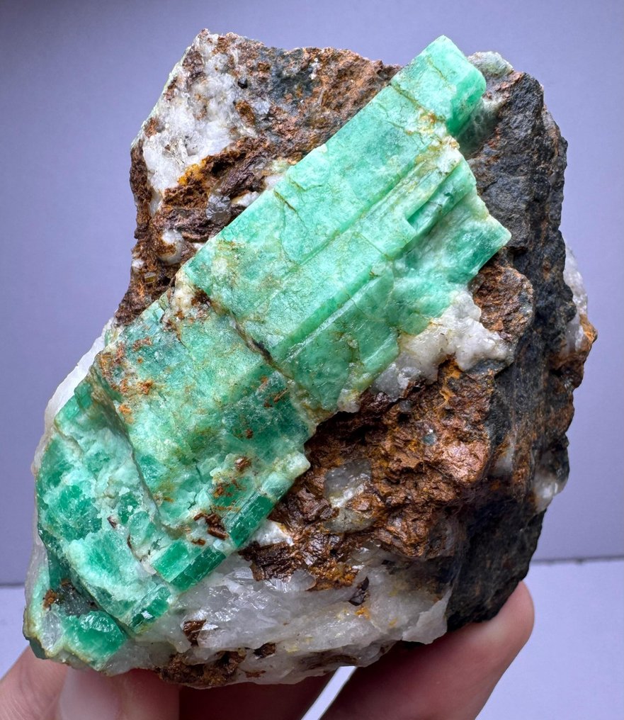 矩陣上端接良好的巨大潘傑希爾祖母綠晶體 水晶在矩陣上 - 高度: 60 mm - 闊度: 78 mm- 234 g - (1) #1.1