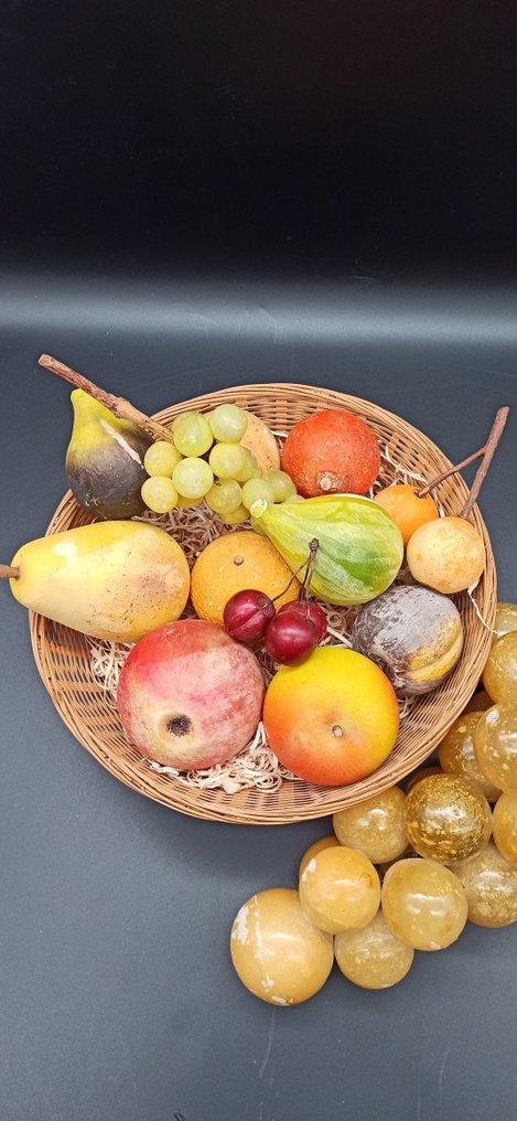 Cesto per frutta (13) - Marmo di Carrara, Frutti con Dimensioni Reali con un grande grappolo d'Uva su tralcio di vera Vite #1.2