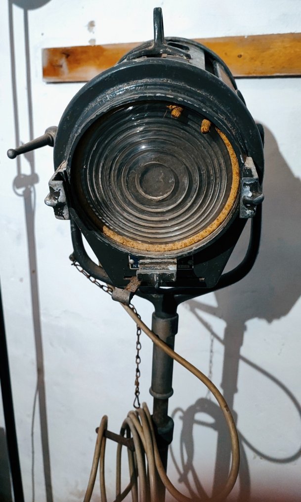 Rare cinema lamp from the 1950s. Edaff Spotlight brand, and Acal tripod with wheels in fair - Edaff Spotlight -  - Atrezo de película Foco Edaff #1.1