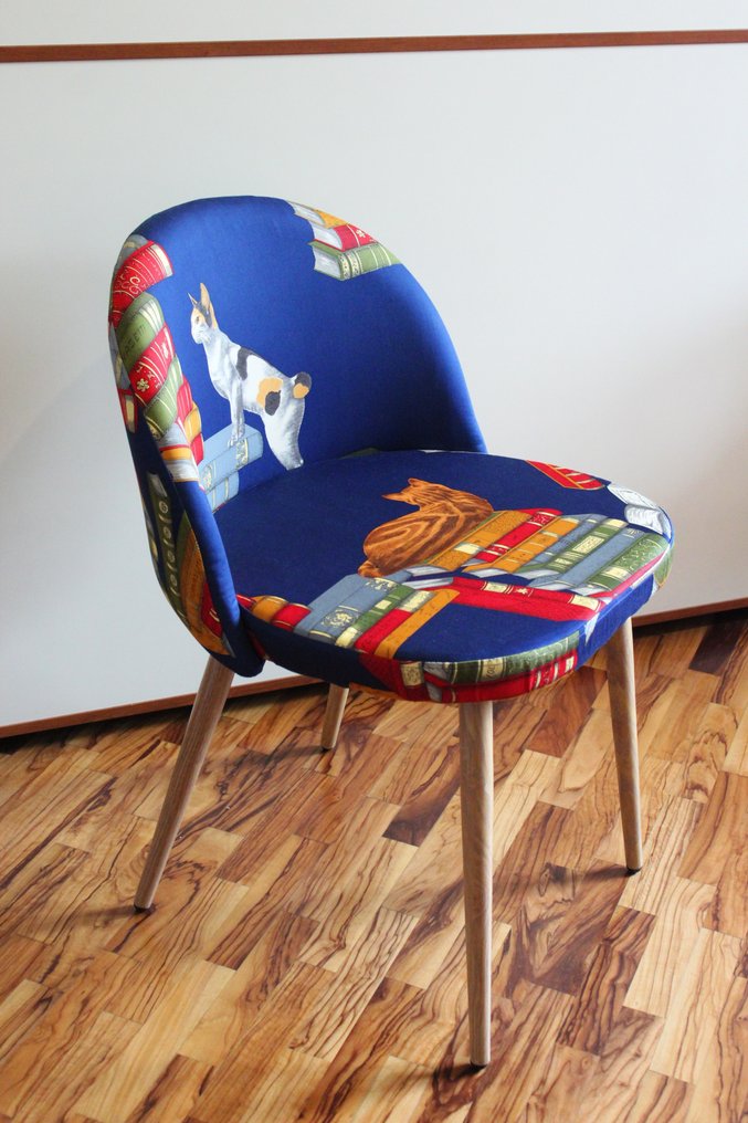 Stuhl - mit Katzenstoff auf Fornasetti-Büchern - Holz, Metall, Schaumstoff, Stoff #1.1