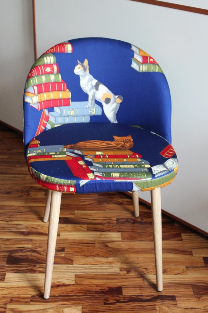 Stuhl - mit Katzenstoff auf Fornasetti-Büchern - Holz, Metall, Schaumstoff, Stoff #2.1