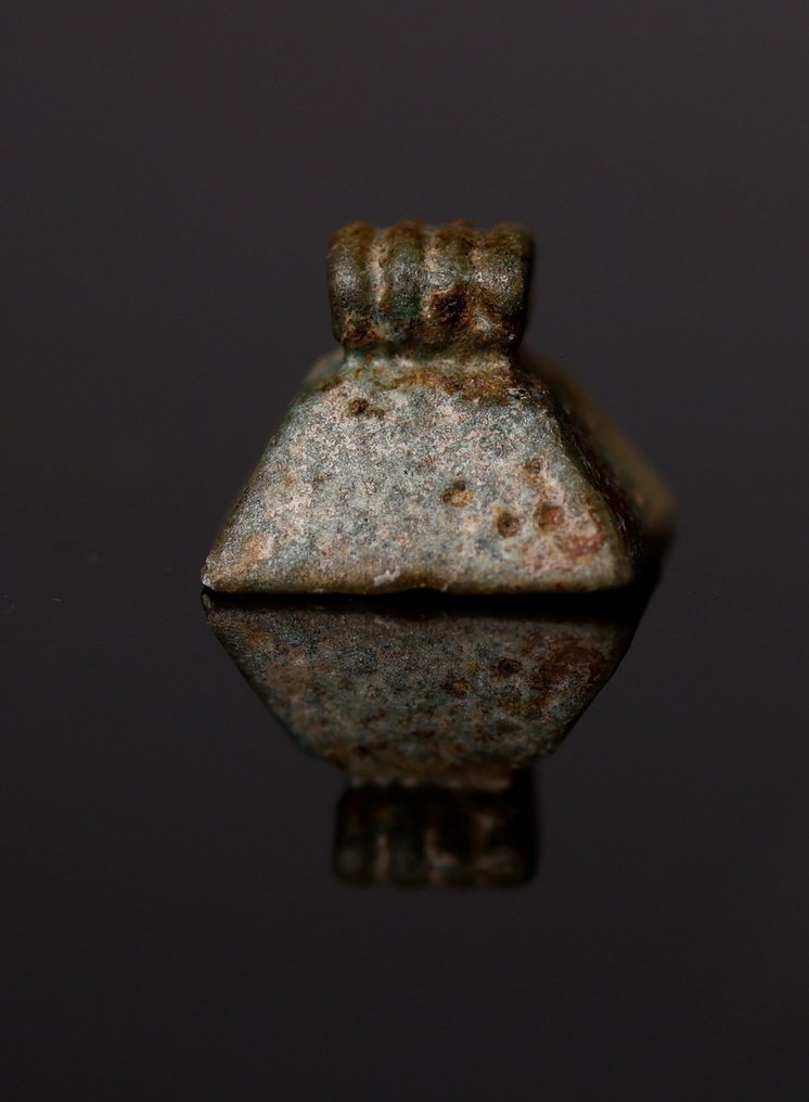 Ancient Egyptian Egyptian amulets representing Taweret and a pyramid with key of life inscription - 3 cm #2.1