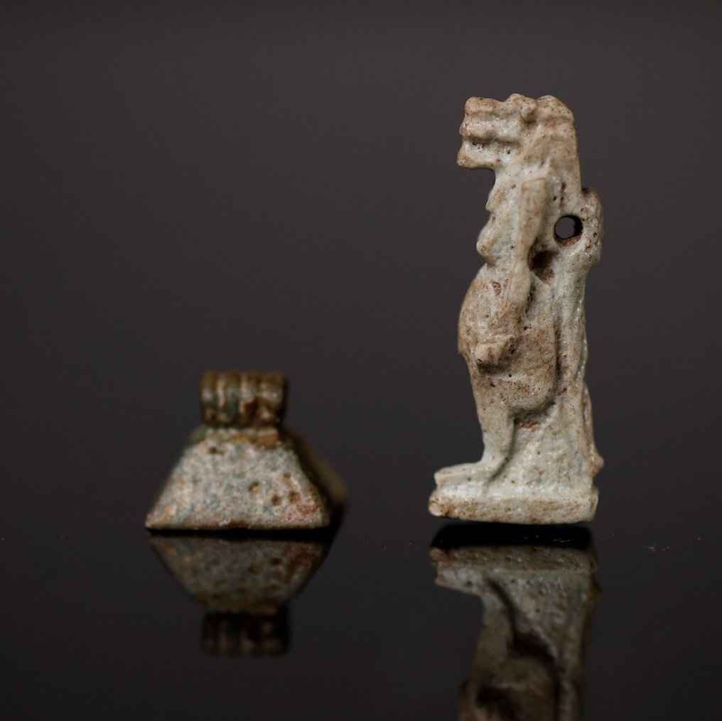 Antigo Egito, Pré-dinástico Amuletos egípcios representando Taweret e uma pirâmide com inscrição da chave da vida - 3 cm #1.1