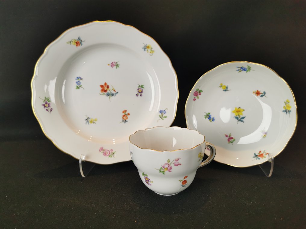 Meissen - Cup and saucer (3) - First Choice “Scattered Flowers” model #3.2