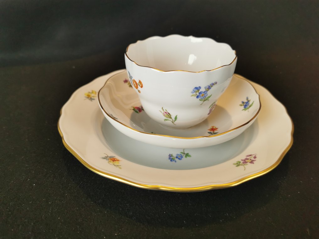 Meissen - Cup and saucer (3) - First Choice “Scattered Flowers” model #3.1