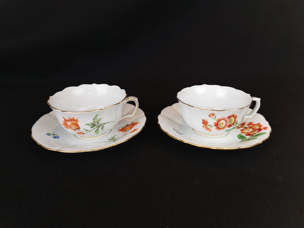 Meissen - Tea cup (4) - Meissen blume two large tea cups & saucer 1/2.Wahl #1.1
