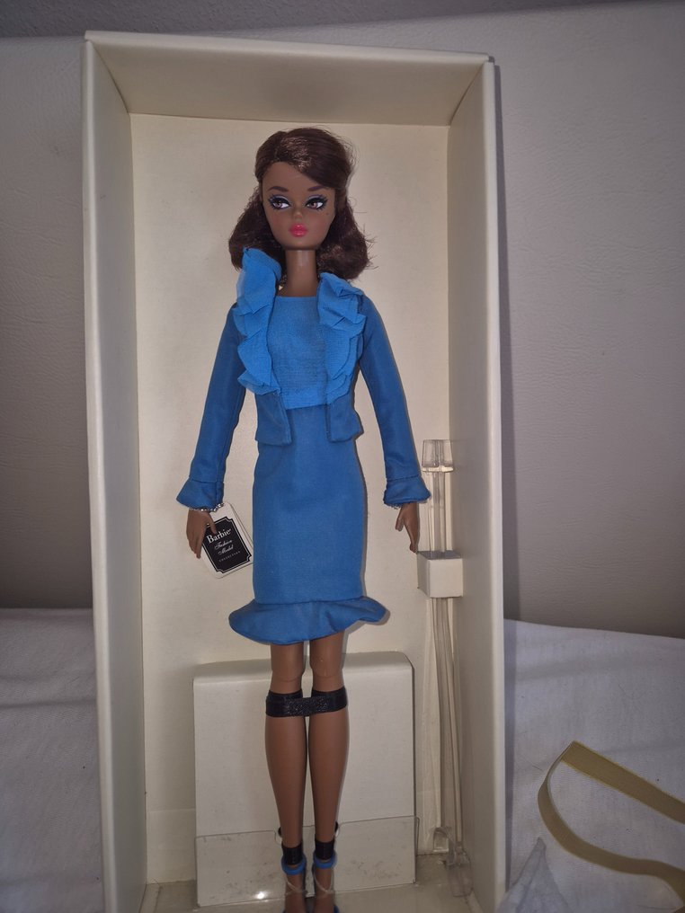 Mattel  - Barbie doll City Suit Chic Silkstone BFMC - 2010-2020 - Indonesia #1.2