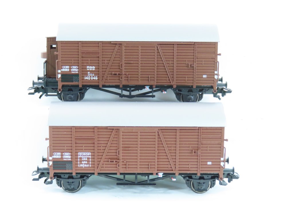 Trix H0 - 24539 - Conjunto de vagões de carga de modelismo ferroviário (1) - Conjunto de vagões de carga de 2 peças com vagões fechados de 2 eixos, 1x com cabine de freio - ÖBB #1.1