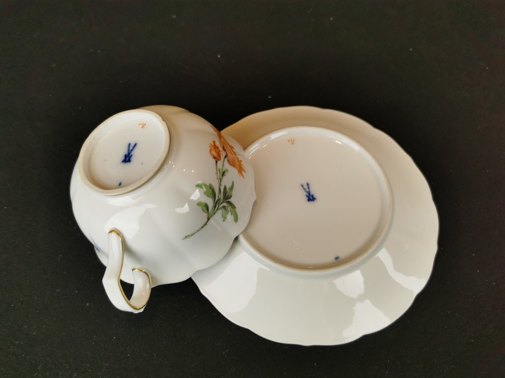 Meissen - Tea cup (4) - Meissen blume two large tea cups & saucer 1/2.Wahl #3.3