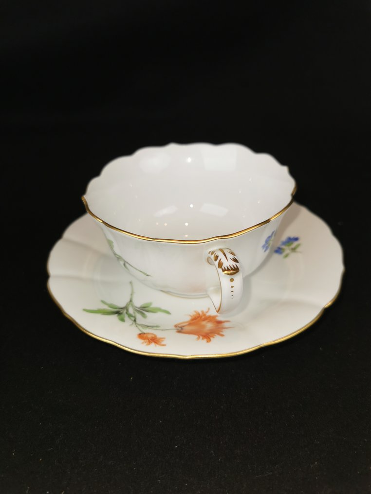 Meissen - Tea cup (4) - Meissen blume two large tea cups & saucer 1/2.Wahl #2.1