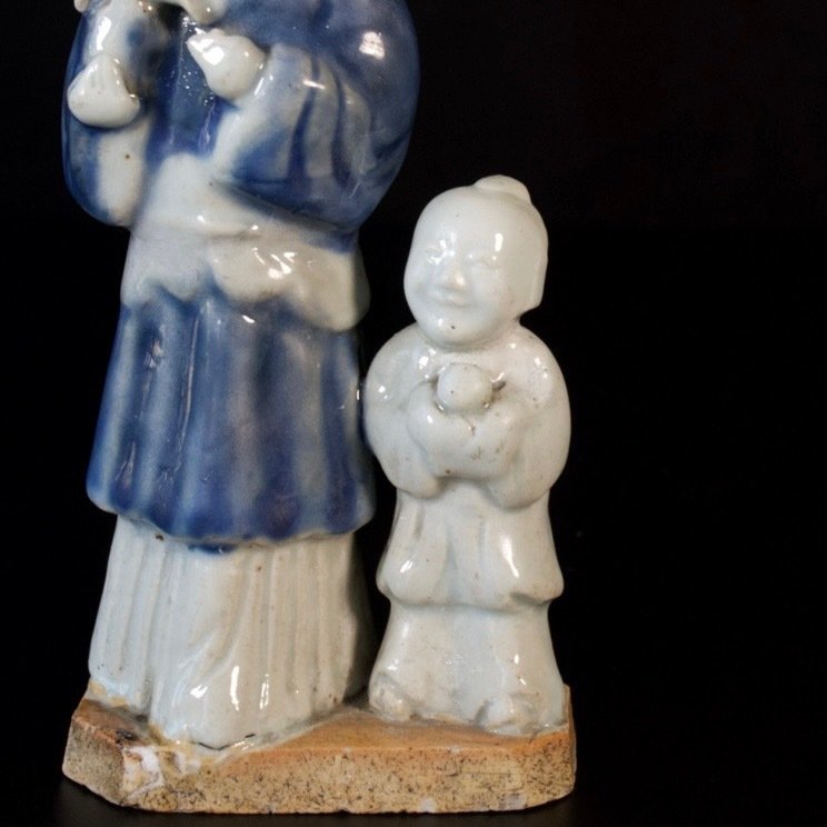 Statuetă - Figure en porcelaine aux émaux bleu et celadon d’une femme et d'un enfant - Porțelan - China - Qianlong #2.1