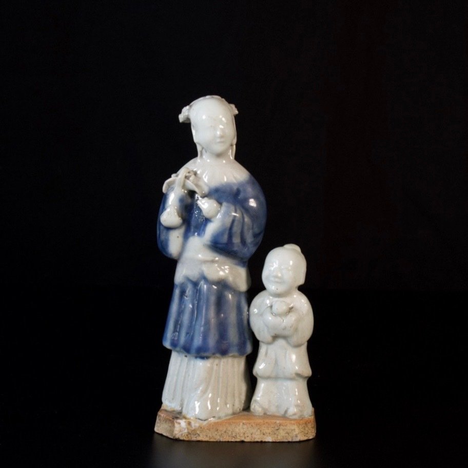 Figura - Figure en porcelaine aux émaux bleu et celadon d’une femme et d'un enfant - Porcelana - China - Qianlong #1.1
