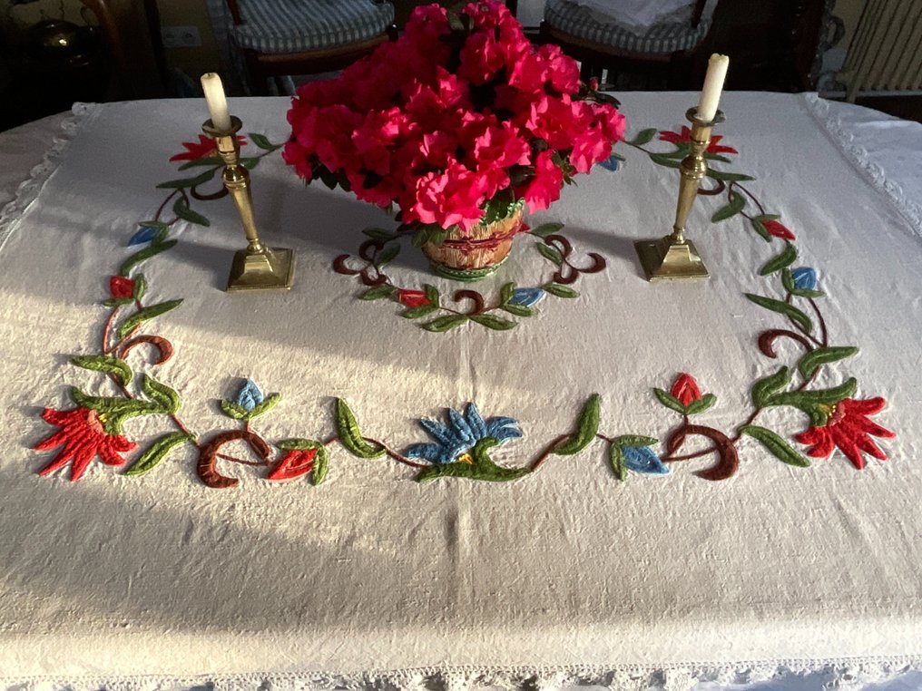 CREWEL WORK SMALL TABLE  LINEN OR WALLHANGING. CA. 1870 - Textile  - 1.47 m - 1.3 m #1.1
