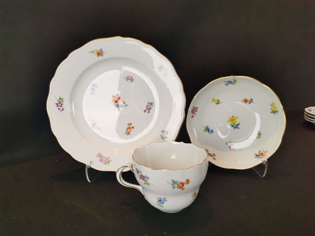 Meissen - Cup and saucer (3) - First Choice “Scattered Flowers” model #2.2