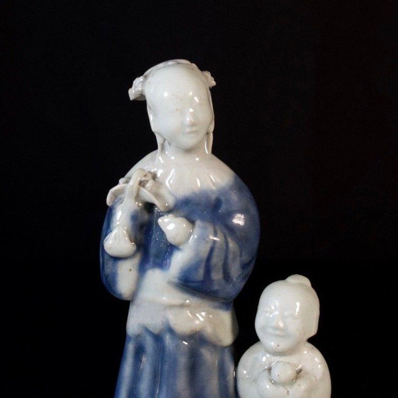 Figur - Figure en porcelaine aux émaux bleu et celadon d’une femme et d'un enfant - Porcelæn - Kina - Qianlong #1.2