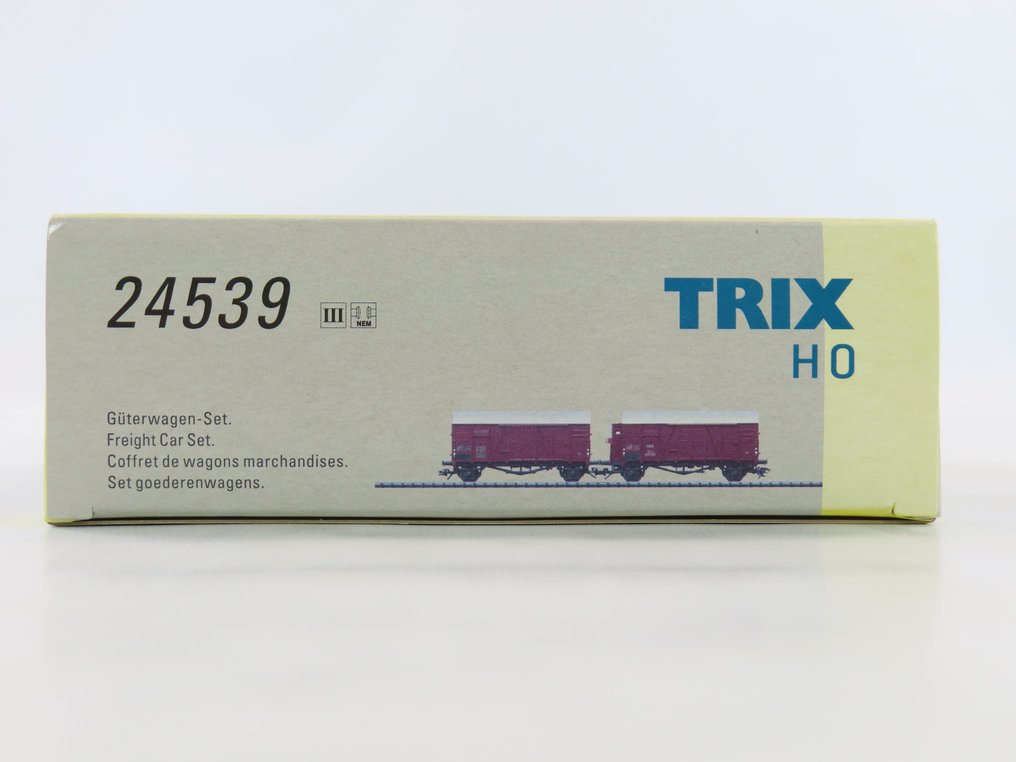 Trix H0 - 24539 - Conjunto de vagões de carga de modelismo ferroviário (1) - Conjunto de vagões de carga de 2 peças com vagões fechados de 2 eixos, 1x com cabine de freio - ÖBB #3.2