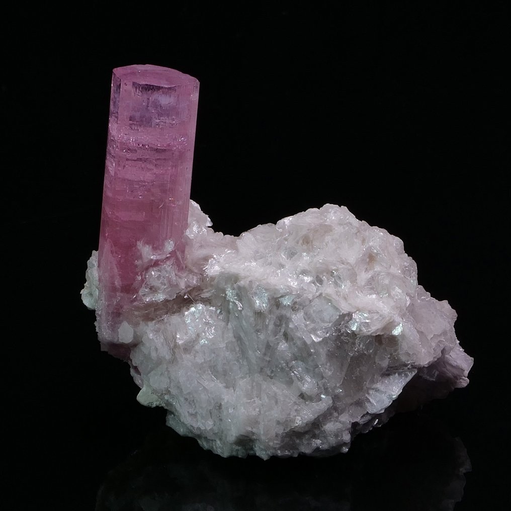 Intensiv rosa turmalin förknippad med kvarts och muskovit kristall på matrisen - Höjd: 6.5 cm - Bredd: 6.5 cm- 145 g - (1) #1.2