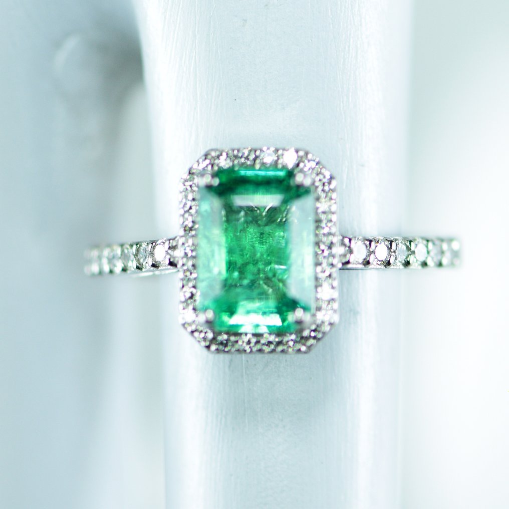 Ring Platina -  2.31ct. tw. Smaragd - Diamant - Halo-trouwring #3.2