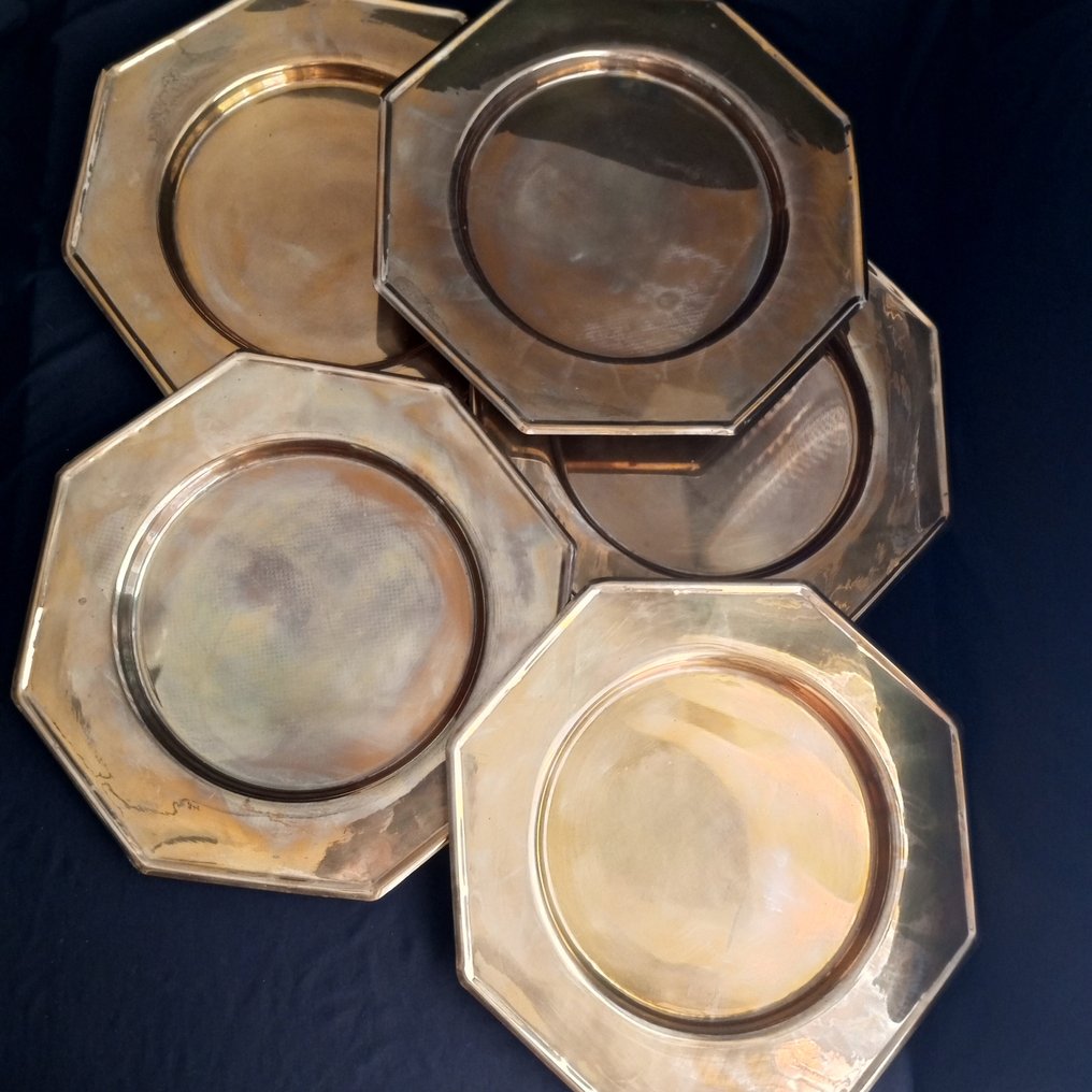 Platou pentru servit - The set consists of 6 plates in hexagonal shape or in the form of copper and brass plates. - Bronz pictat #1.1