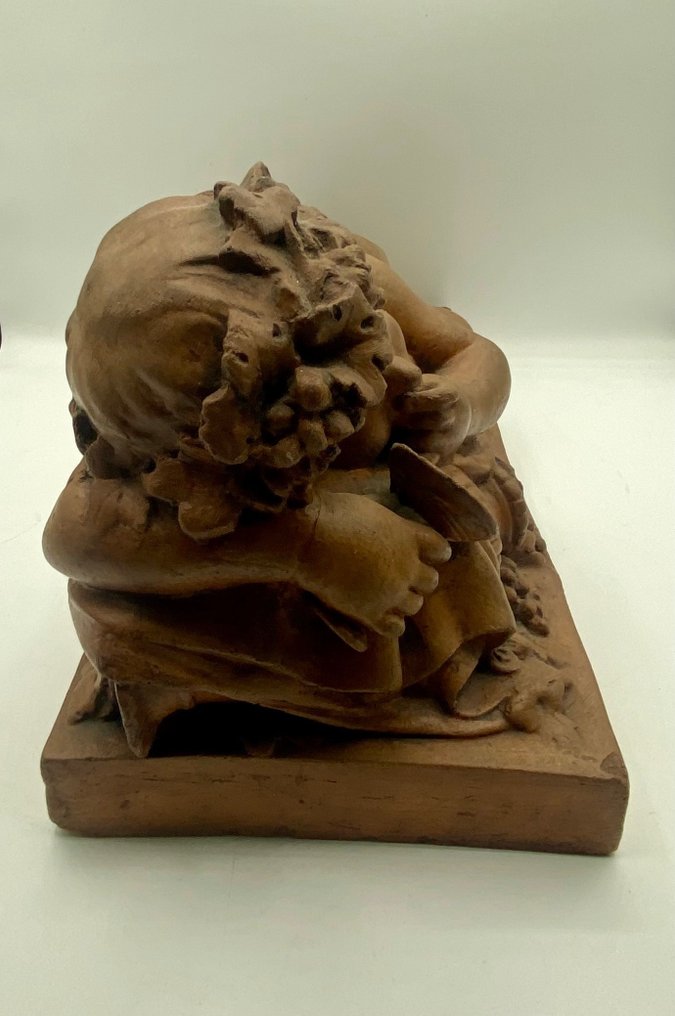 Dal modello di Claude Michel, detto Clodion - sculptuur, Bacco bambino dormiente - larghezza 45,3 cm - 20 cm - Aardewerk #2.1