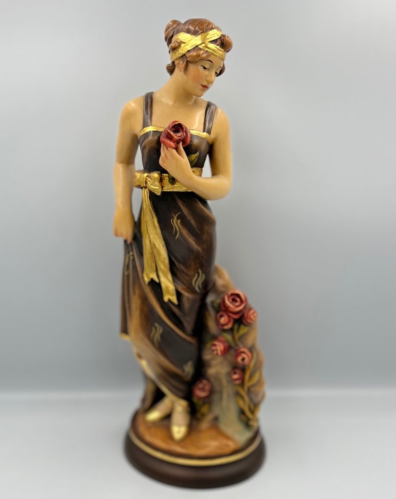 Sculpture, Jeune Fille à la Rose sur le Rocher - 35.5 cm - Maple #1.1