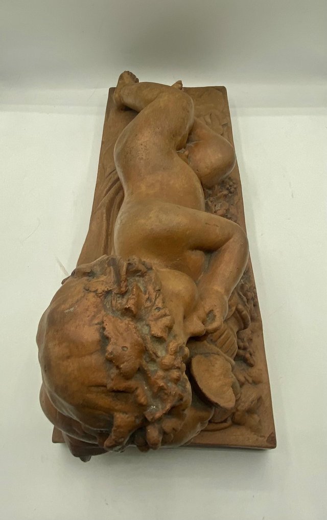 Dal modello di Claude Michel, detto Clodion - sculptuur, Bacco bambino dormiente - larghezza 45,3 cm - 20 cm - Aardewerk #2.2