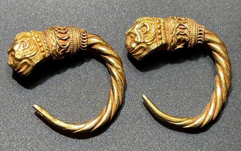 Altgriechisch, hellenistisch Gold Exklusives, außergewöhnliches Löwenkopf-Ohrringpaar. Nahezu wie gefertigt. Mit österreichischem #2.1
