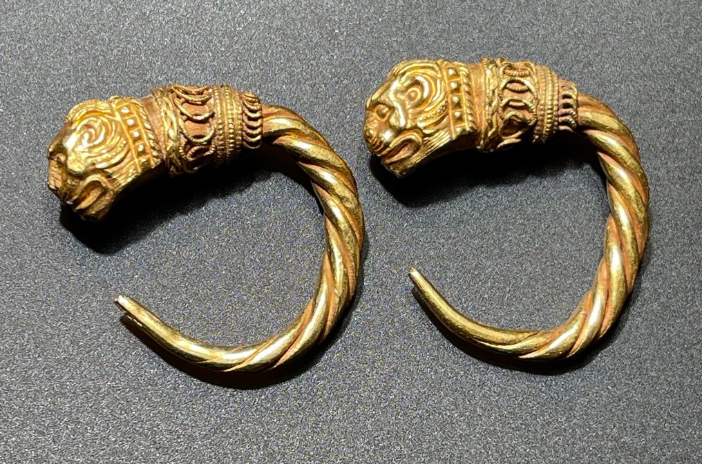 Altgriechisch, hellenistisch Gold Exklusives, außergewöhnliches Löwenkopf-Ohrringpaar. Nahezu wie gefertigt. Mit österreichischem #2.2