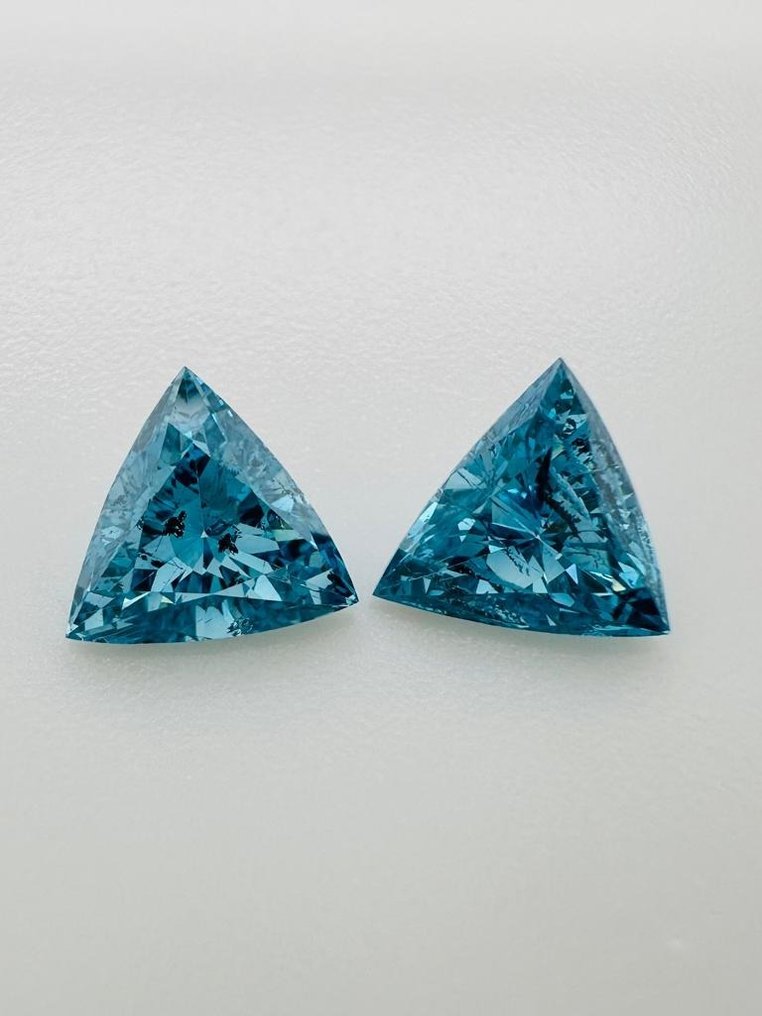 2 pcs Diamante  (Con trattamento colore)  - 1.07 ct - Triangolo - Fancy vivid Blu - SI2, SI3 - Antwerp International Gemological Laboratories (AIG Israele) #1.1