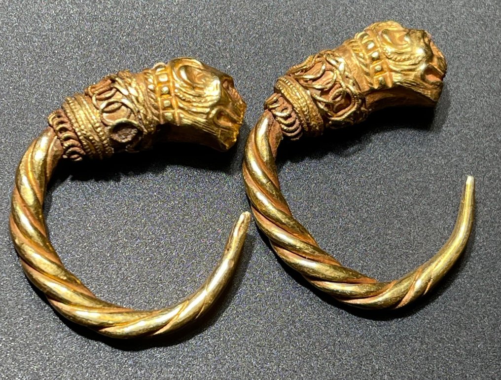 Altgriechisch, hellenistisch Gold Exklusives, außergewöhnliches Löwenkopf-Ohrringpaar. Nahezu wie gefertigt. Mit österreichischem #3.2