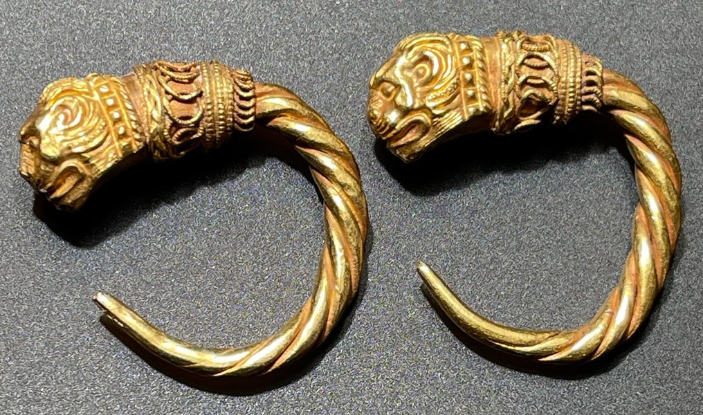 Altgriechisch, hellenistisch Gold Exklusives, außergewöhnliches Löwenkopf-Ohrringpaar. Nahezu wie gefertigt. Mit österreichischem #1.1