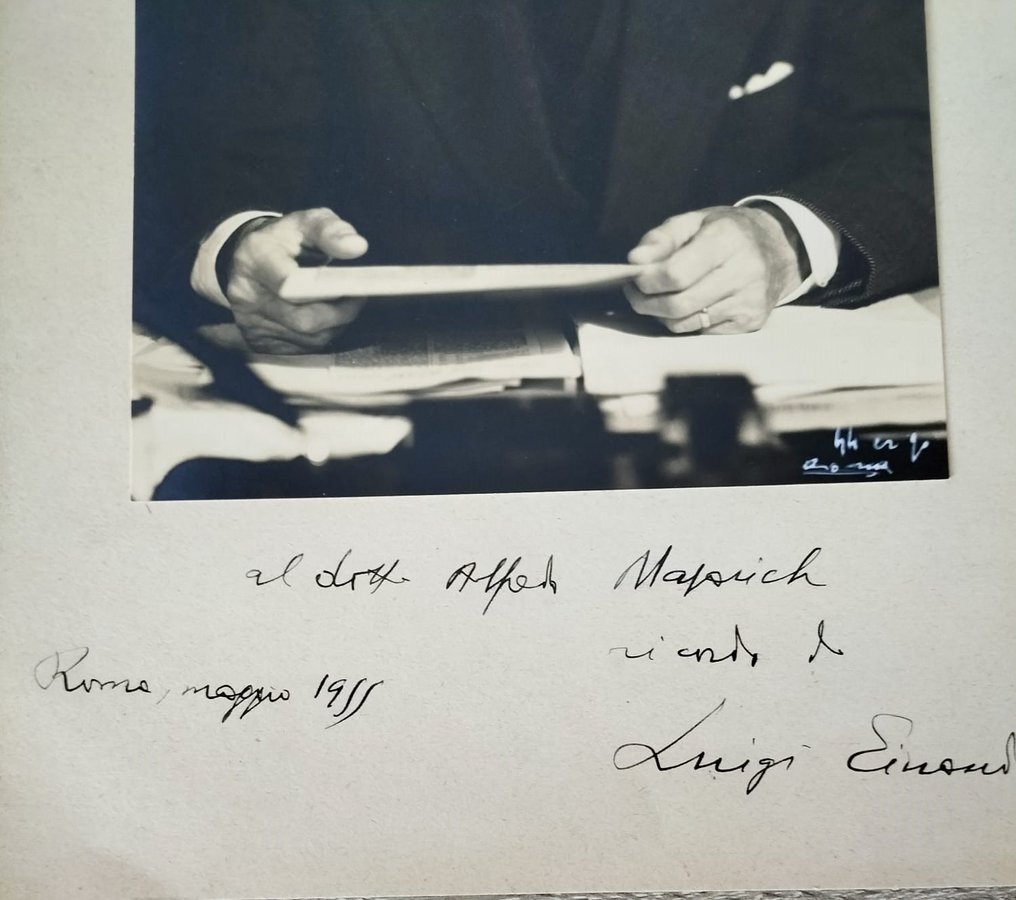 Luigi Einaudi - Autografo di Luigi Einaudi. Fotografia ufficiale con dedica autografa - 1955 #2.1