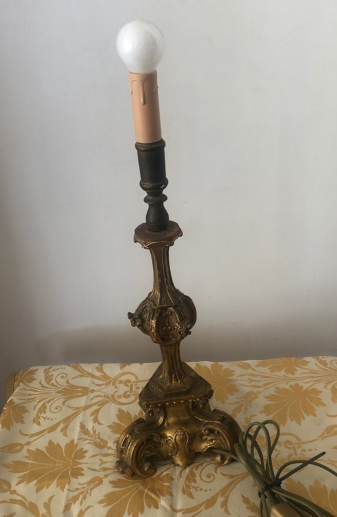 Lampe - Lampe en bois doré superbement ciselé reposant sur un trépied #1.1