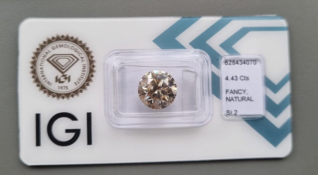 1 pcs Diamant  (Natuurlijk gekleurd)  - 4.43 ct - Rond - Fancy Bruin - SI2 - International Gemological Institute (IGI) #1.1