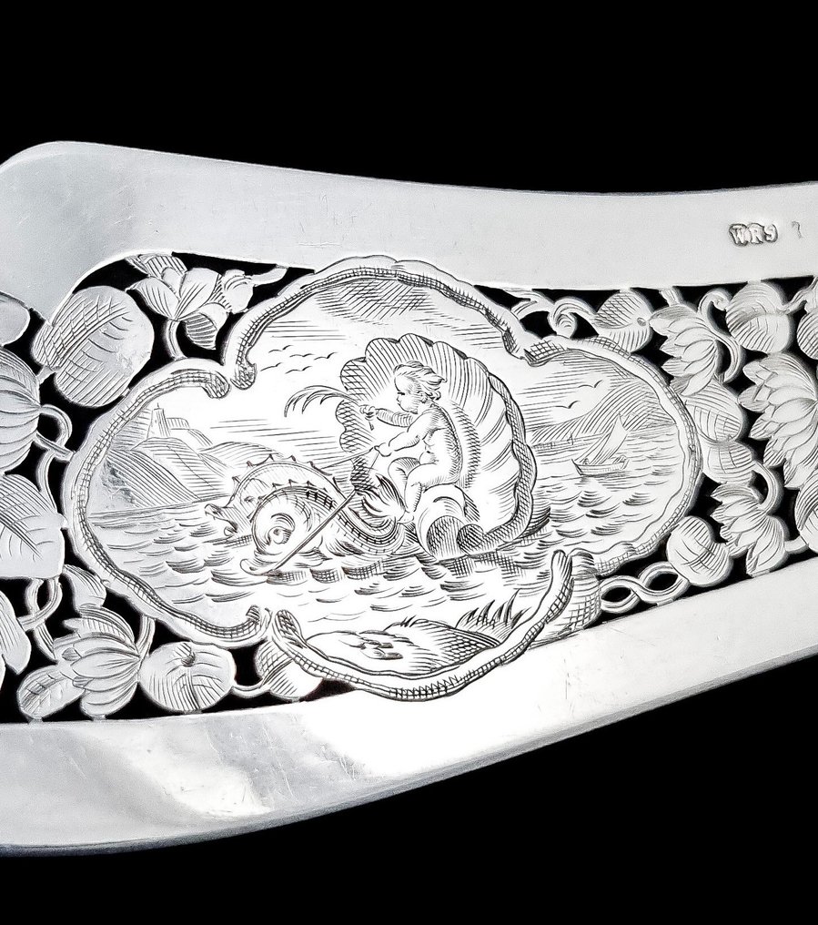 Sterling silver fish servers with water lilies, putto and dolphins - William Robert Smily (1858) - Servizio da portata per pesce (2) - .925 argento #1.2