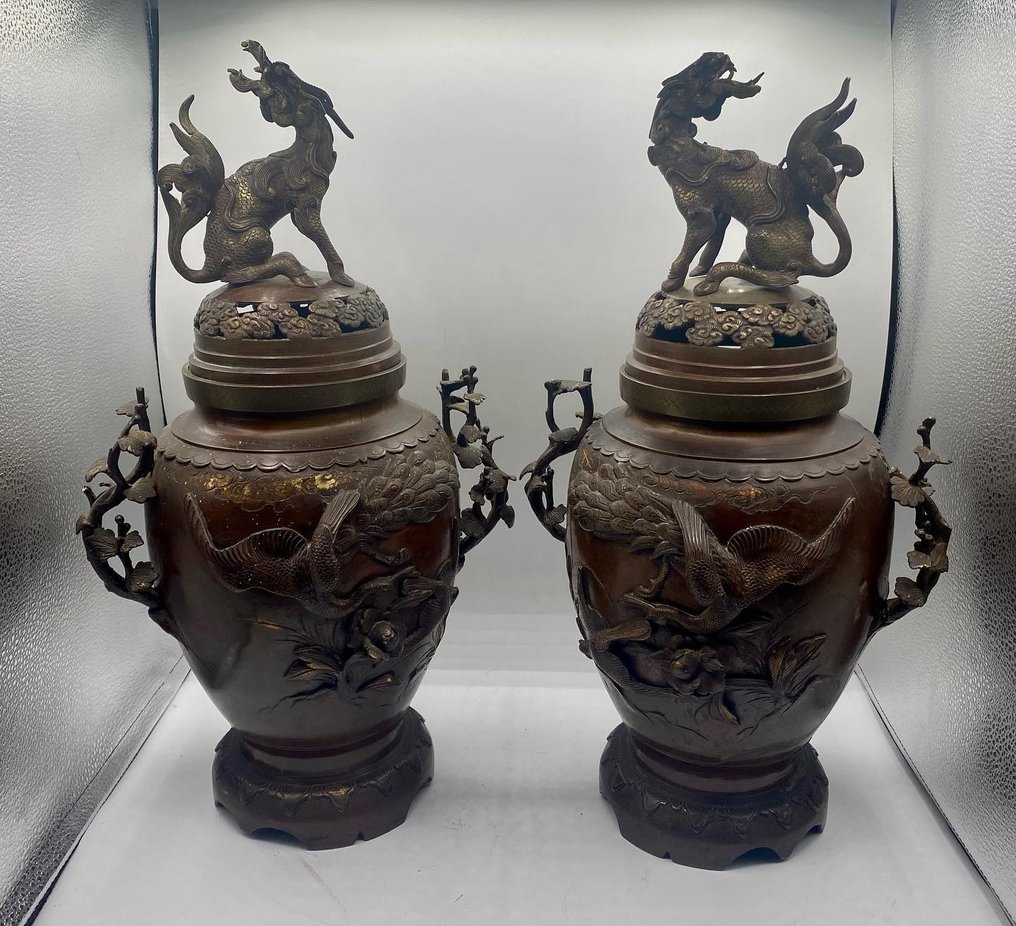 dekselvaas - Brons - Japan - Meiji periode (1868-1912) - Paar bronzen vazen versierd met feniksen en shishi in reliëf #1.1